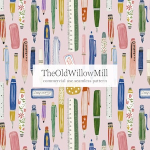 Może przedstawiać: Bezszwowy wzór na jasnoróżowym tle przedstawiający różne ilustrowane długopisy, ołówki i linijki. Tekst "TheOldWillowMill commercial use seamless pattern" jest wyśrodkowany na wzorze. Artykuły papiernicze są w kolorze niebieskim, zielonym, pomarańczowym, żółtym i różowym.