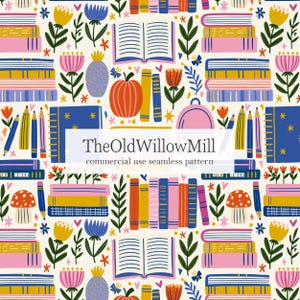 Könnte beinhalten: Ein nahtloses Muster mit farbenfrohen Illustrationen von Bücherstapeln, offenen Büchern, Bleistiften, Pilzen, Kürbissen und verschiedenen Blumen auf cremefarbenem Grund. Der Text TheOldWillowMill commercial use seamless pattern ist zentriert.