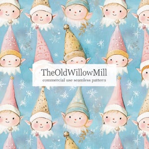 Puede incluir: Un patrón continuo con ilustraciones repetidas de caras de elfos con gorros puntiagudos en tonos rosa, dorado y azul sobre un fondo azul claro con copos de nieve blancos. El texto TheOldWillowMill commercial use seamless pattern está centrado.