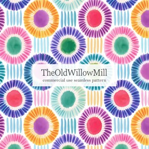 Può includere: Un motivo continuo con disegni floreali circolari in stile acquerello nei colori arancione, viola, rosa e turchese, intervallati da linee a pennellate verticali. Il testo TheOldWillowMill commercial use seamless pattern è centrato.