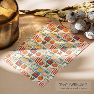 Puede incluir: Una hoja rectangular con un patr&oacute;n de cuadr&iacute;cula repetitivo de calabazas en tonos naranja, amarillo y rosa, intercaladas con cuadrados a cuadros rojos y blancos y peque&ntilde;os acentos florales. El texto TheOldWillowMill commercial use seamless pattern es visible.
