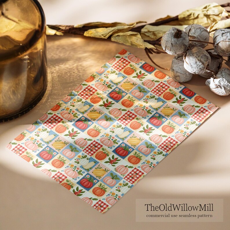 Puede incluir: Una hoja rectangular con un patr&oacute;n de cuadr&iacute;cula repetitivo de calabazas en tonos naranja, amarillo y rosa, intercaladas con cuadrados a cuadros rojos y blancos y peque&ntilde;os acentos florales. El texto TheOldWillowMill commercial use seamless pattern es visible.