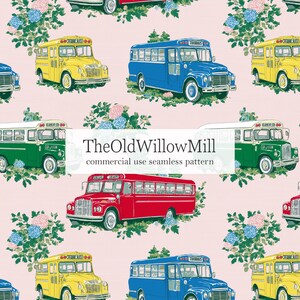 Può includere: Un motivo continuo con illustrazioni di scuolabus vintage in giallo, blu, verde e rosso, intervallate da grappoli di fiori di ortensia rosa e blu su uno sfondo rosa chiaro. Il testo recita TheOldWillowMill commercial use seamless pattern.