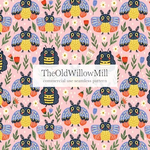 Puede incluir: Patrón sin costuras con ilustraciones de insectos de dibujos animados coloridos, flores y hojas sobre un fondo rosa. Los insectos tienen ojos grandes y alas estampadas. El texto "TheOldWillowMill commercial use seamless pattern" está presente.