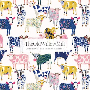 Könnte beinhalten: Ein nahtloses Muster mit verschiedenen Kühen in den Farben Blau, Gelb, Rosa und Grün auf weißem Hintergrund. Der Text TheOldWillowMill commercial use seamless pattern ist in der Mitte des Bildes in schwarzer Schrift zentriert.