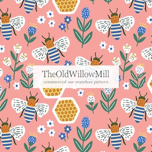 Peut inclure: Motif sans couture avec des abeilles, des fleurs et des nids d'abeilles sur fond rose. Les abeilles ont des rayures orange et bleues, avec des ailes blanches. Les fleurs sont blanches, bleues et petites. Le texte "TheOldWillowMill commercial use seamless pattern" est dans un rectangle blanc.