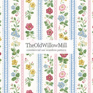 Può includere: Motivo floreale senza cuciture con strisce verticali. Il design presenta strisce alternate di bordi smerlati blu e rosa, con spazio bianco in mezzo. Lo spazio bianco è riempito da viti rampicanti e fiori colorati nei toni del giallo, rosa e blu. Il testo "TheOldWillowMill" è al centro.
