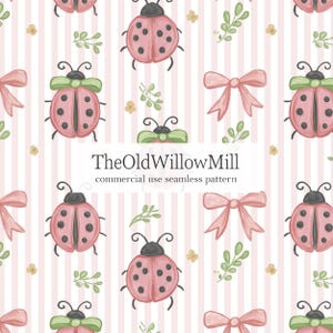 Könnte beinhalten: Ein nahtloses Muster mit rosa Marienkäfern mit schwarzen Punkten, Schleifen und Blättern auf gestreiftem Hintergrund. Der Text "TheOldWillowMill commercial use seamless pattern" ist sichtbar.