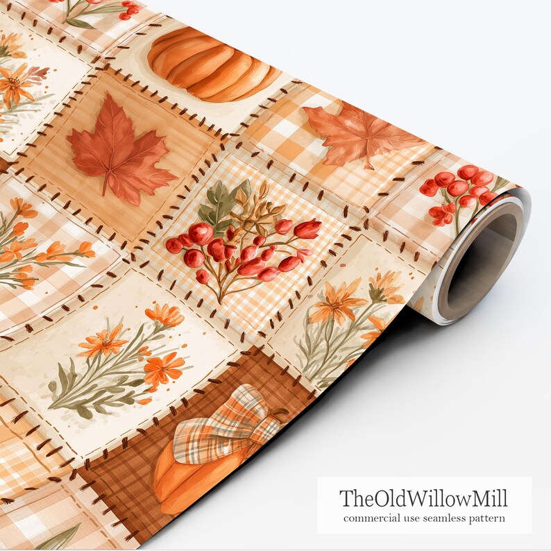 Peut inclure: Un rouleau de papier cadeau pr&eacute;sentant un motif patchwork d'illustrations sur le th&egrave;me de l'automne, incluant des citrouilles orange, des feuilles d'&eacute;rable rouges, des grappes de baies rouges et des fleurs sauvages orange sur un fond &agrave; carreaux.