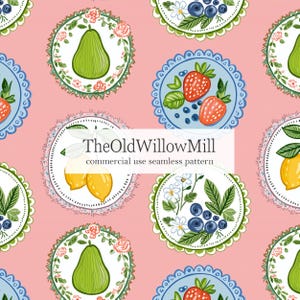Könnte beinhalten: Ein nahtloses Muster auf rosa Hintergrund mit kreisförmigen Illustrationen von Früchten wie grünen Birnen, roten Erdbeeren und gelben Zitronen, umgeben von floralen Akzenten. Der Text TheOldWillowMill commercial use seamless pattern ist mittig platziert.