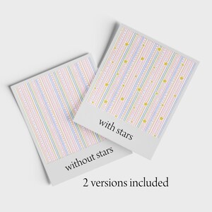 Puede incluir: Dos tarjetas rectangulares con un patr&oacute;n de rayas verticales en rosa, azul y amarillo pastel. Una tarjeta muestra el texto 'with stars' bajo un patr&oacute;n de estrellas amarillas sobre las rayas, mientras que la otra muestra 'without stars' sobre un fondo rayado.
