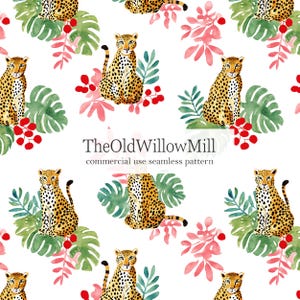 Op de afbeelding: Naadloos patroon met aquarel illustraties van luipaarden, tropische bladeren en bessen in groen, roze en rood op een witte achtergrond. De tekst "TheOldWillowMill commercial use seamless pattern" is ook zichtbaar.