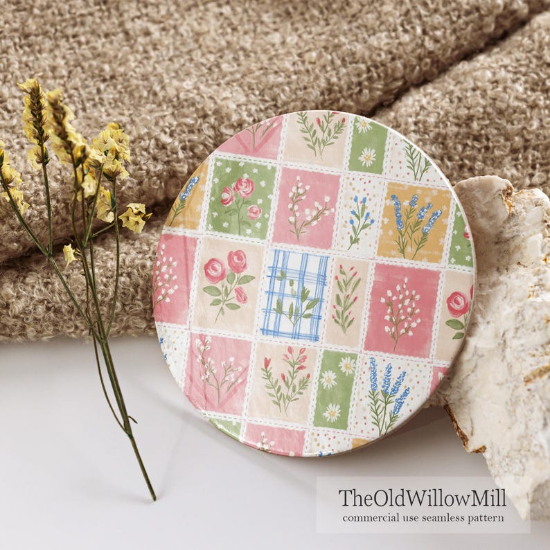 Puede incluir: Un posavasos circular con un dise&ntilde;o de patchwork de varias ilustraciones florales en tonos rosa, verde, amarillo y azul. El patr&oacute;n incluye rosas, margaritas y ramas de lavanda dispuestas en secciones de cuadr&iacute;cula rectangular.