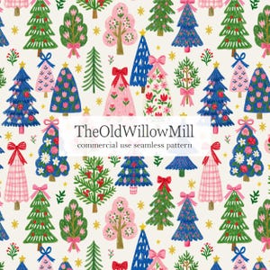 Può includere: Un motivo continuo con alberi di Natale illustrati in vari colori, tra cui verde, blu e rosa, decorati con fiocchi, fiori e stelle su uno sfondo color crema. Il testo TheOldWillowMill commercial use seamless pattern è posizionato al centro.
