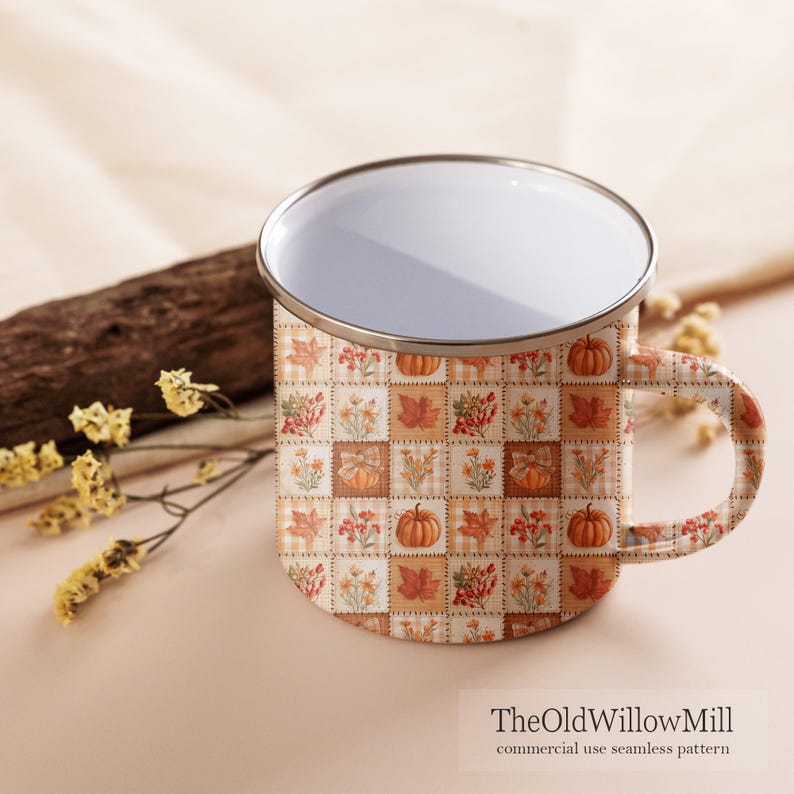 Peut inclure: Un mug en &eacute;mail blanc avec un bord argent&eacute; et une anse, orn&eacute; d'un motif patchwork r&eacute;p&eacute;titif de citrouilles orange, de feuilles d'automne et de fleurs. Le texte "TheOldWillowMill commercial use seamless pattern" est imprim&eacute; en bas.