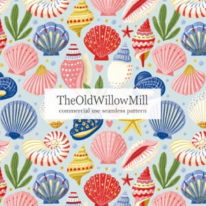 Puede incluir: Patrón sin costuras con conchas marinas rojas, rosas, amarillas y azules, estrellas de mar y algas verdes sobre un fondo azul claro. Se muestra el texto "TheOldWillowMill commercial use seamless pattern".