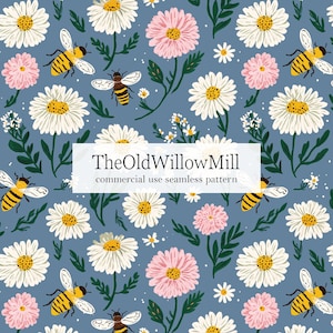 Op de afbeelding: Een naadloos patroon met witte madeliefjes, roze bloemen en geel-zwarte bijen op een blauwe achtergrond. Groene bladeren en kleine witte bloemen zijn ook verspreid over het ontwerp. De tekst "TheOldWillowMill commercial use seamless pattern" wordt weergegeven.