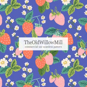 Peut inclure: Un motif sans couture avec des fraises et des fleurs blanches sur fond bleu. Les fraises sont roses et rouges, avec des feuilles vertes. Le texte "TheOldWillowMill commercial use seamless pattern" est dans un rectangle blanc.