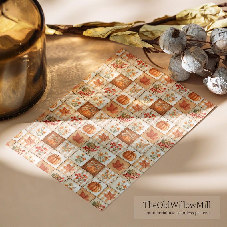 Peut inclure: Une feuille rectangulaire pr&eacute;sentant un motif en grille r&eacute;p&eacute;titif d'illustrations sur le th&egrave;me de l'automne, incluant des citrouilles orange, des feuilles d'&eacute;rable rouges et des grappes de baies. Le texte "TheOldWillowMill commercial use seamless pattern" est imprim&eacute; en bas.