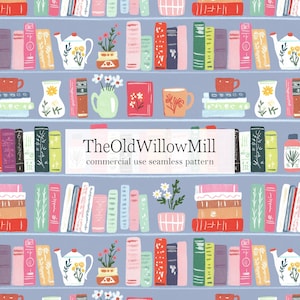 Puede incluir: Patrón sin costuras con un diseño de estantería con libros coloridos, teteras, jarrones y tazas. El texto "TheOldWillowMill commercial use seamless pattern" se muestra en una pancarta blanca. El fondo es de color azul claro.