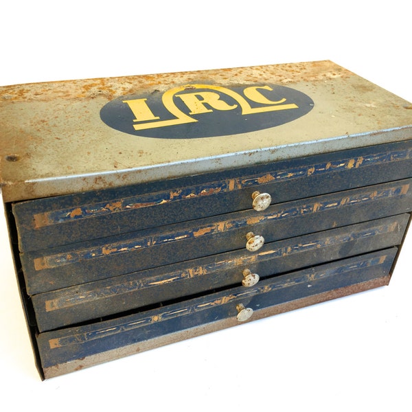 Vintage Industrial Metal Cabinet~ IRC Products 4 cassetti Cabinet~ Meccanica di utilità Scatola di immagazzinaggio ~ Arredamento per ufficio industriale