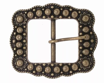 Hebilla de cinturón vintage de latón con diseño floral en forma de estrella, estilo suroeste.