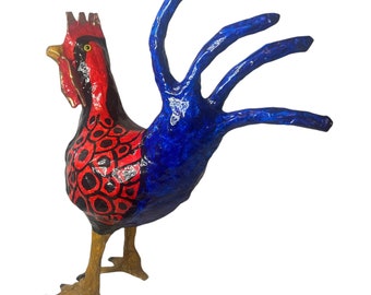 Escultura de gallo de arte popular vintage, pintada a mano en papel maché.