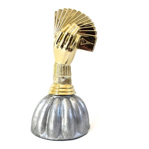 Troféu de mão de pôquer vintage ~ Escultura de arte original encontrada ~ Troféu reaproveitado ~ Troféu de campeão de pôquer ~ Presente para o jogador de cartas