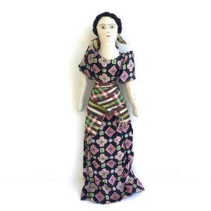 Vintage Folk Art Rag Doll ~ Bella bambola fatta a mano in vestito colorato ~ Bambola di stoffa primitiva
