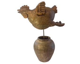 Escultura antigua de arte popular: Pollo Volador, molde de papel maché tallado a mano.