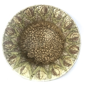 Prato de tigela de cerâmica artística assinado de meados do século ~ creme, verde claro e marrom claro Círculo geométrico e design sunburst