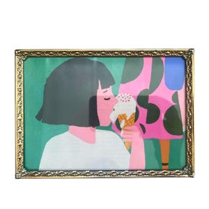 Puede incluir: Una impresión artística enmarcada que representa a una persona comiendo un helado. La obra de arte tiene un fondo verde con una persona con una camisa blanca y cabello negro. El marco es dorado con detalles ornamentados. El helado tiene chispas.