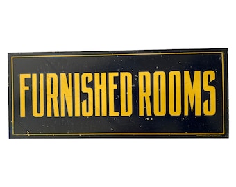 Peut inclure: Une enseigne noire et dorée avec le texte "FURNISHED ROOMS" en lettres dorées.