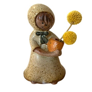 Vintage Petite Lady Art Aardewerk Vaas ~ Bud vaas ~ Scandinavische Stijl ~ Studio aardewerk figurale gedroogde bloem vaas ~ Meisje op capuchon ~ Boho decor