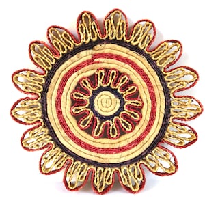 Vintage Boho Woven Trivet ~ Mitte des Jahrhunderts Fiber art 60 es Woven Spiral Sonnenblume Design Straw Potholder Trivet, Boho Küche Dekor