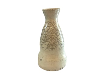ベージュと黒の炻器の花瓶。白と黒のひび割れた陶器の鉢。手作りの楽焼