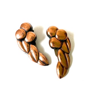 Vintage Copper Berry & leaf Earrings ~ Clip único de 1950 en pendientes ~ Motivo de bayas y hojas