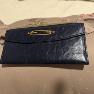 Cartera de calidad Brahma de piel de vacuno y diseño elegante con múltiples compartimentos en azul oscuro