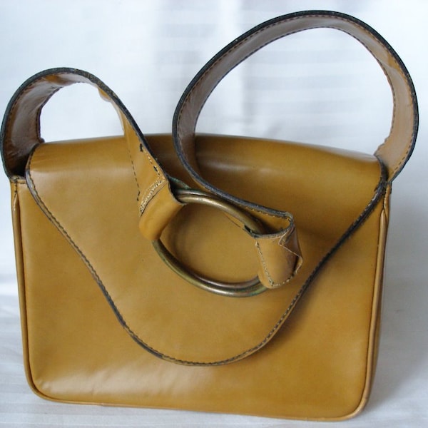 Nice and Clean Vintage Made In Italy  Leather Shoulder bag Tan Color and Great size  On SaLe Now Genuine Vintage Italian Leather