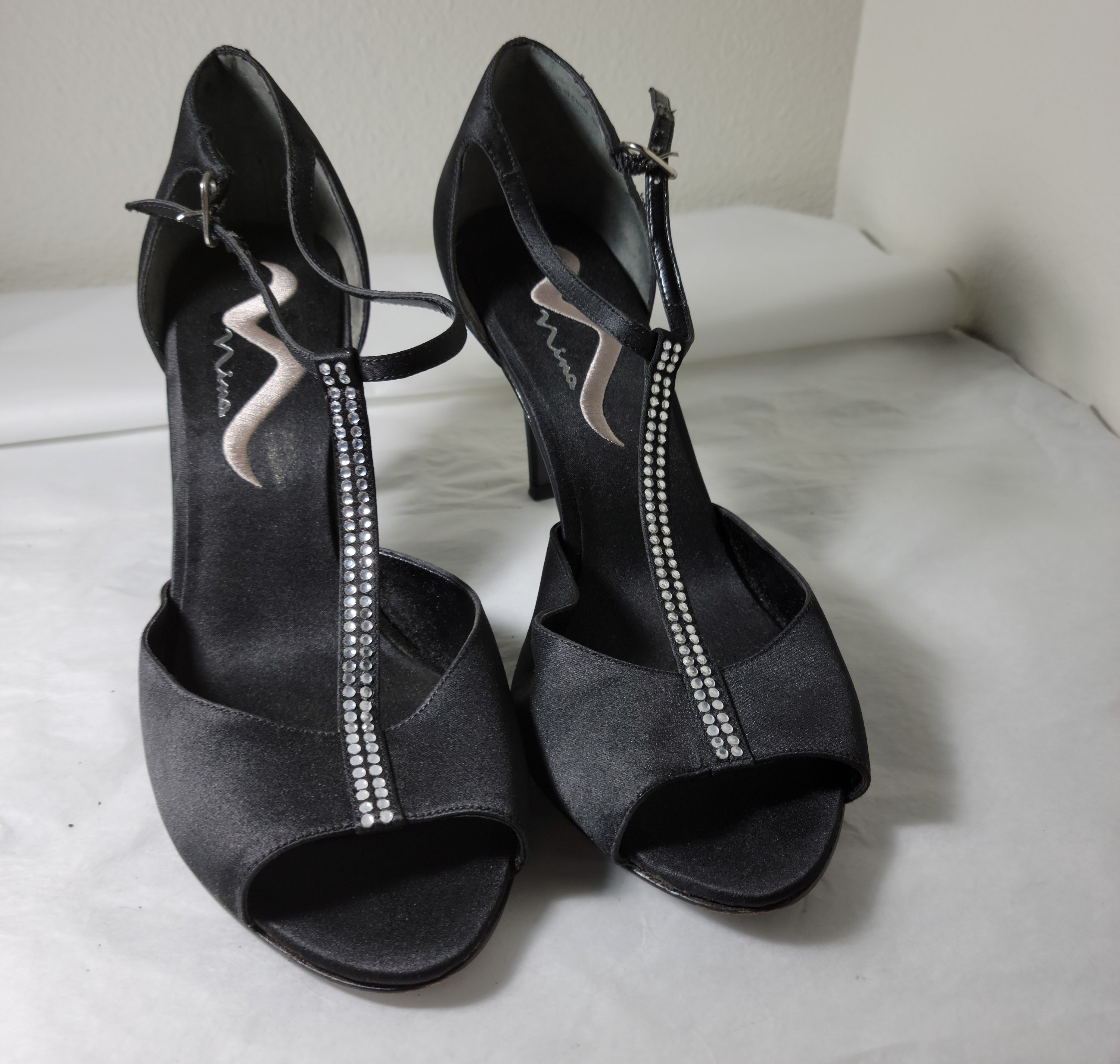 Nina black sales satin pumps