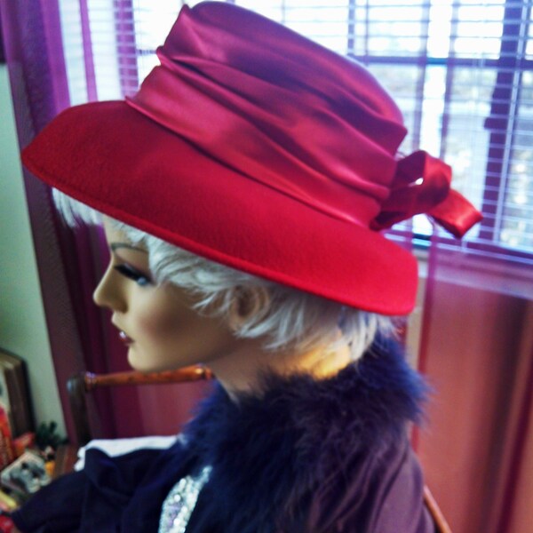 Vintage rode wollen hoed Medium Size in uitstekende voorwaarde Fancy Elegant en helemaal Hollywood grootte groot 23" diam op verkoop nu