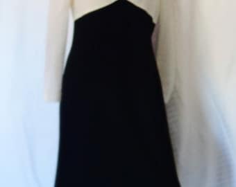 1960s 70s's Black and White Gown Evening Dress Long Femenine in Good Condition Size 12 Large Terlenka Fabric