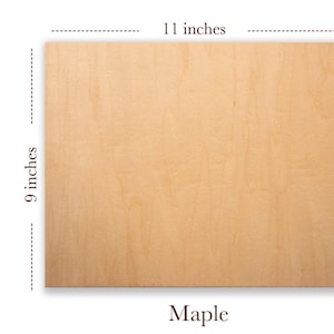 Pode incluir: Uma peça de madeira de bordo de 23 x 28 cm. A madeira é de cor castanho claro e tem um grão natural. A madeira é etiquetada como "Maple" e é de "Willows Premium Woods".