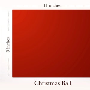 Könnte beinhalten: Ein roter Weihnachtsbaumschmuck, 23 cm hoch und 28 cm breit. Der Schmuck ist leer und kann personalisiert werden.