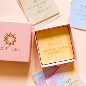 Set di carte di affermazione dei chakra fatte a mano - Oltre 50 carte in scatola incisa | Mazzo dalla radice alla corona | Regalo di guarigione energetica e consapevolezza