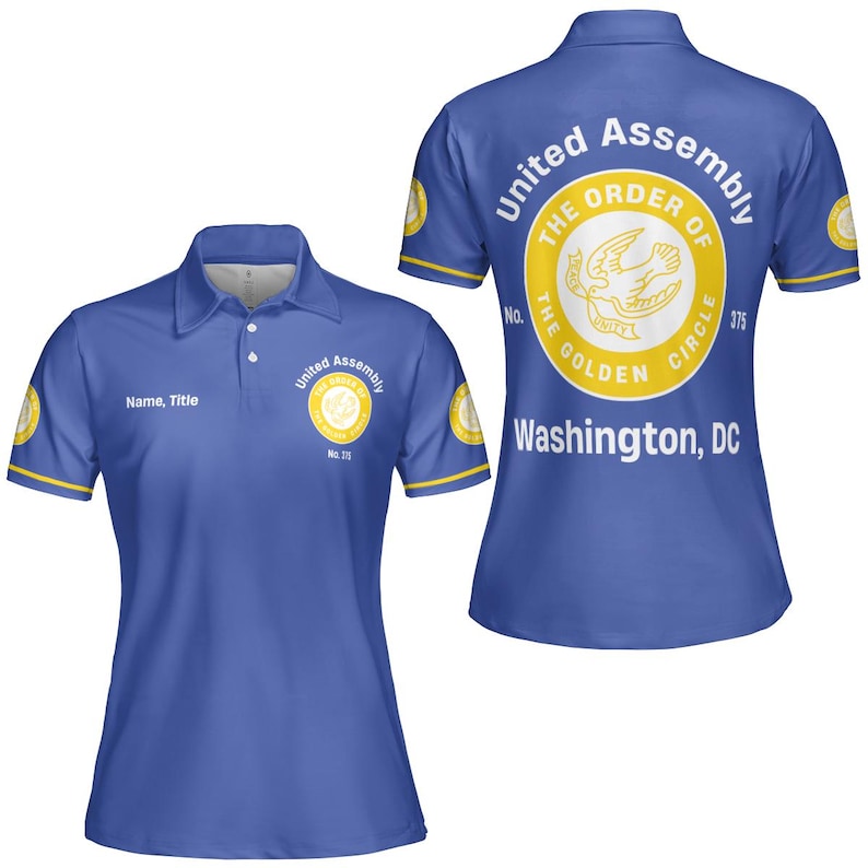 K&ouml;nnte beinhalten: Blaues Poloshirt mit gelben Verzierungen. Es zeigt den Text "United Assembly" und "The Order of the Golden Circle" auf der Vorder- und R&uuml;ckseite. Auf der R&uuml;ckseite steht auch "Washington, DC" und "No. 375".