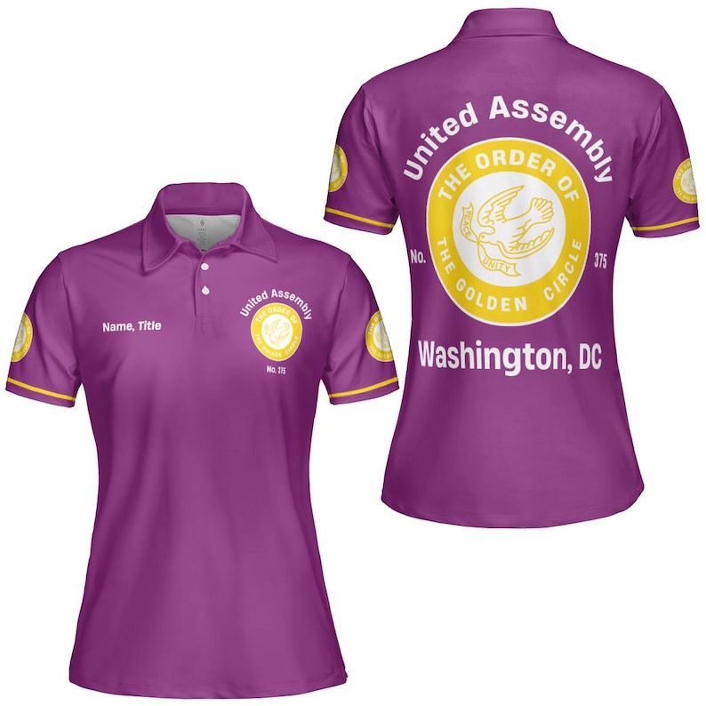 K&ouml;nnte beinhalten: Ein lila Poloshirt mit gelben Verzierungen an &Auml;rmeln und Kragen. Das Shirt zeigt den Text "United Assembly" und "The Order of the Golden Circle" mit einem Taubenemblem. Auf der R&uuml;ckseite des Shirts steht auch "Washington, DC".
