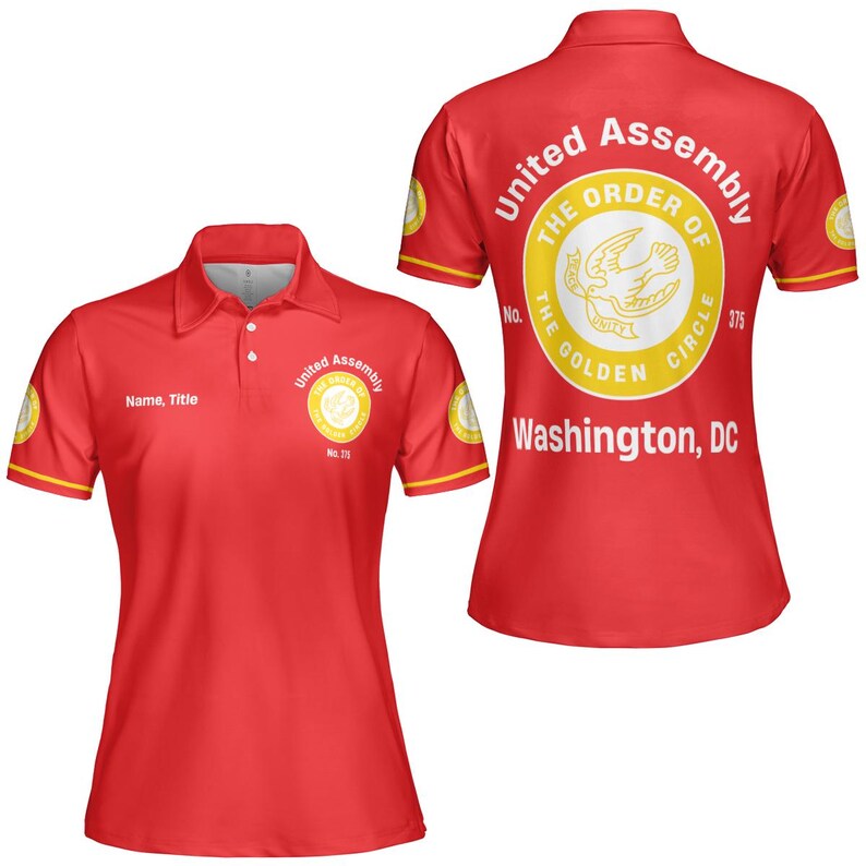 K&ouml;nnte beinhalten: Rotes Poloshirt mit gelben Verzierungen. Es zeigt den Text "United Assembly" und "The Order of the Golden Circle" in einem kreisf&ouml;rmigen Design. Au&szlig;erdem steht dort "Washington, DC" und "No. 375".