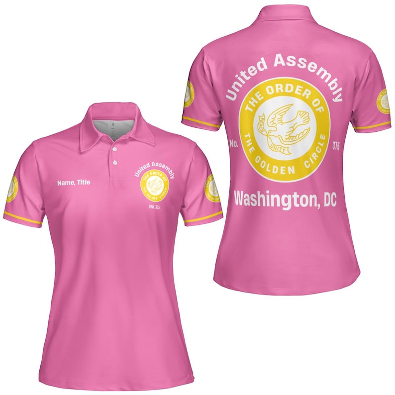 K&ouml;nnte beinhalten: Rosa Poloshirt mit gelben Verzierungen und dem Text "United Assembly" und "The Order of the Golden Circle". Auf der R&uuml;ckseite befindet sich ein kreisf&ouml;rmiges Emblem und der Text "Washington, DC".