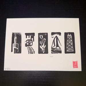Peut inclure: Estampe en linogravure en noir et blanc représentant des symboles de Chicago : un gratte-ciel, un train, des tulipes, un voilier et une tour. L'estampe est numérotée 05/11 et comporte une marque rouge de l'artiste.